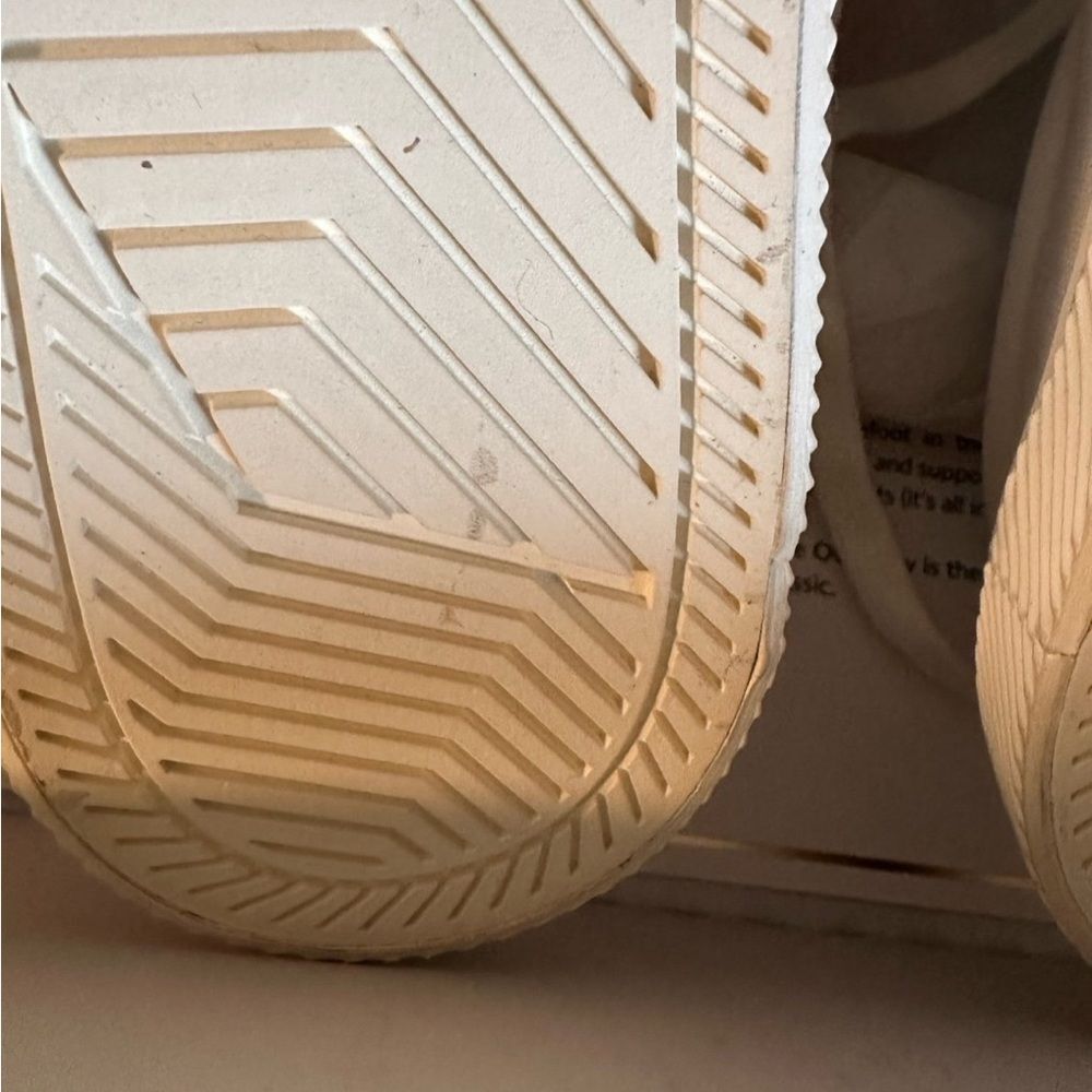 BNIB Cariuma OCA low off white canvas sneaker Women 9/Men 7.5 MSRP $85 - Picture 10 of 10